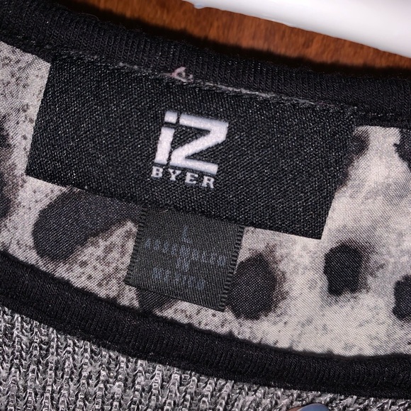 Grey leopard print split back shirt size large - Picture 6 of 7